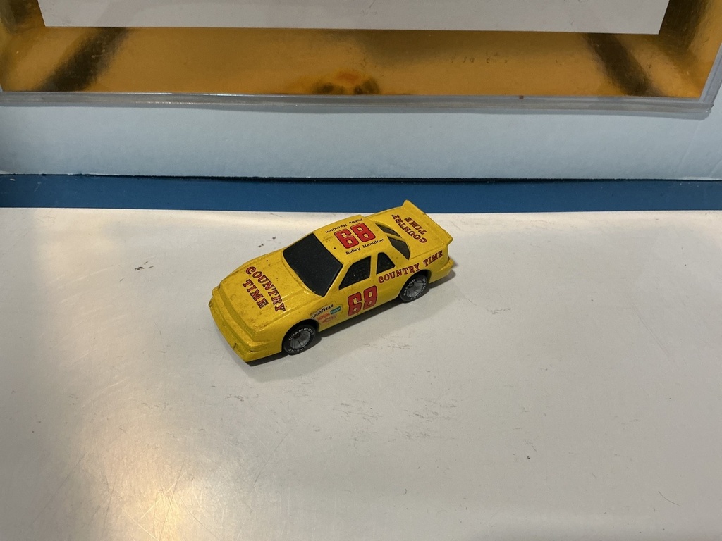 RACING UCHAMPIONS 1:43 COUNTRY TIME #68