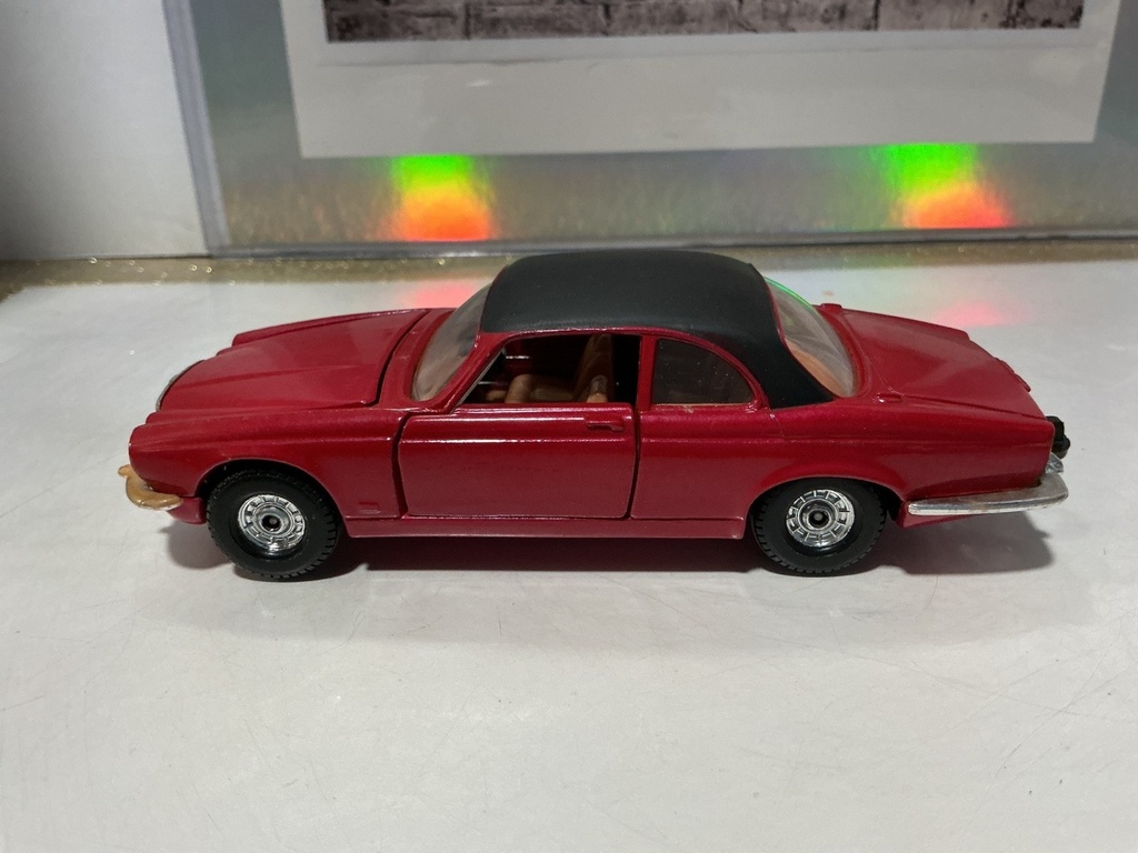 1:43 - CORGI/MADE IN ENGLAD - JAGUAR XJI2C