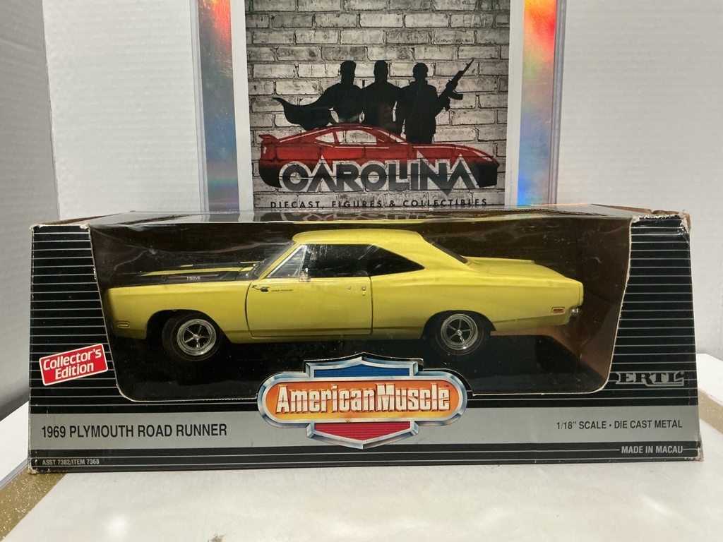 1:18 ERTL 1969 PLYMOUTH ROAD RUNNER YELLOW ON BLACK [BROKEN DOOR HANDLE]