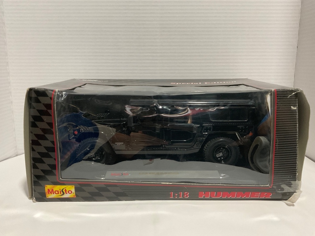 [112412] 1:18 MAISTO HUMMER STATION WAGON BLACK ON CREAM