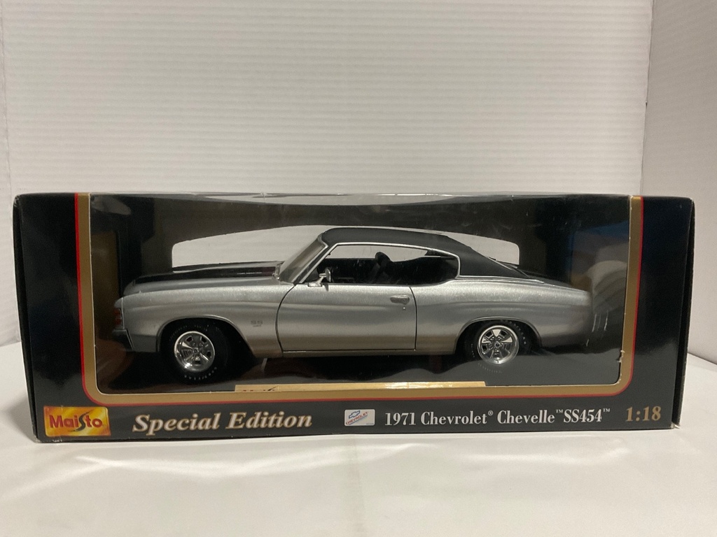 1:18 MAISTO CHEVROLET CHEVELLE SS454 1971 SILVER/BLACK ON BLACK