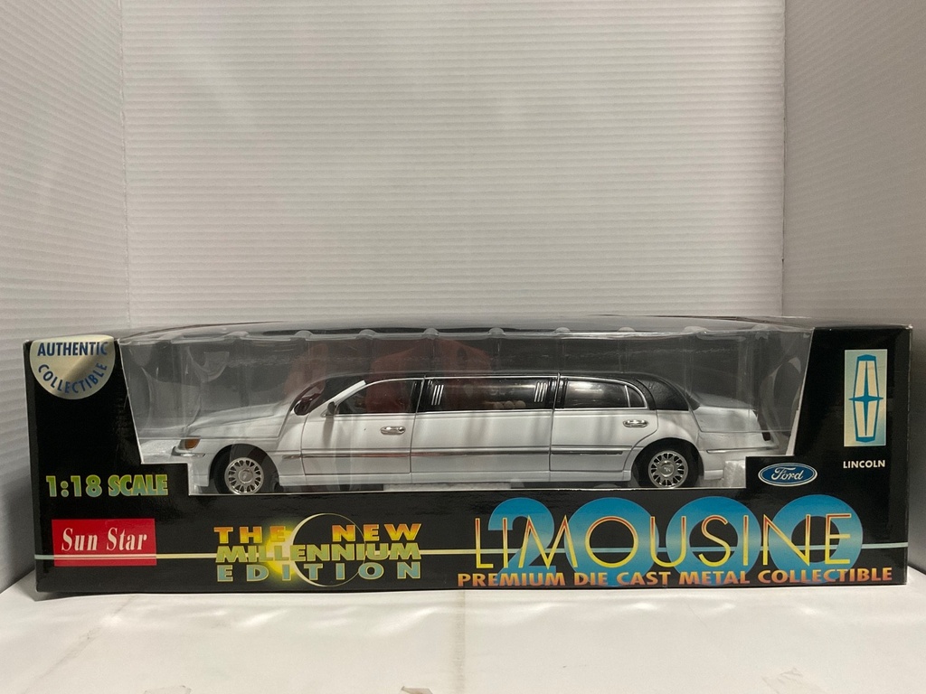 1:18 SUN STAR 2000 LIMOUSINE WHITE/BLACK ON BLACK