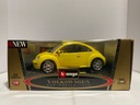 1:18 BURAGO VOLKSWAGEN NEW BEETLE 1998 YELLOW ON GREY