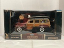 1:18 ROAD SIGNATURE FORD 1948 WOODY BROWN/BLACK ON GREY