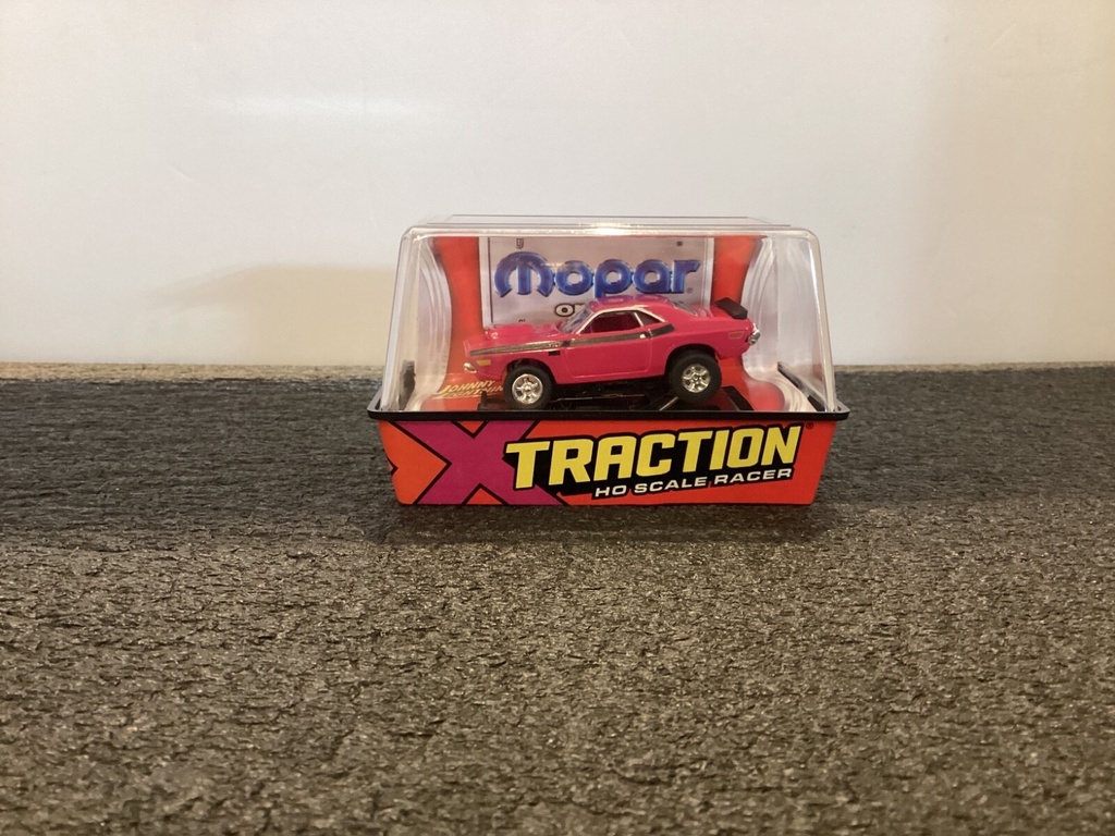 [003320] JOHNNY LIGHTNING XTRACTION HO SLOT CAR 1970 DODGE CHALLENGER TA (PINK)
