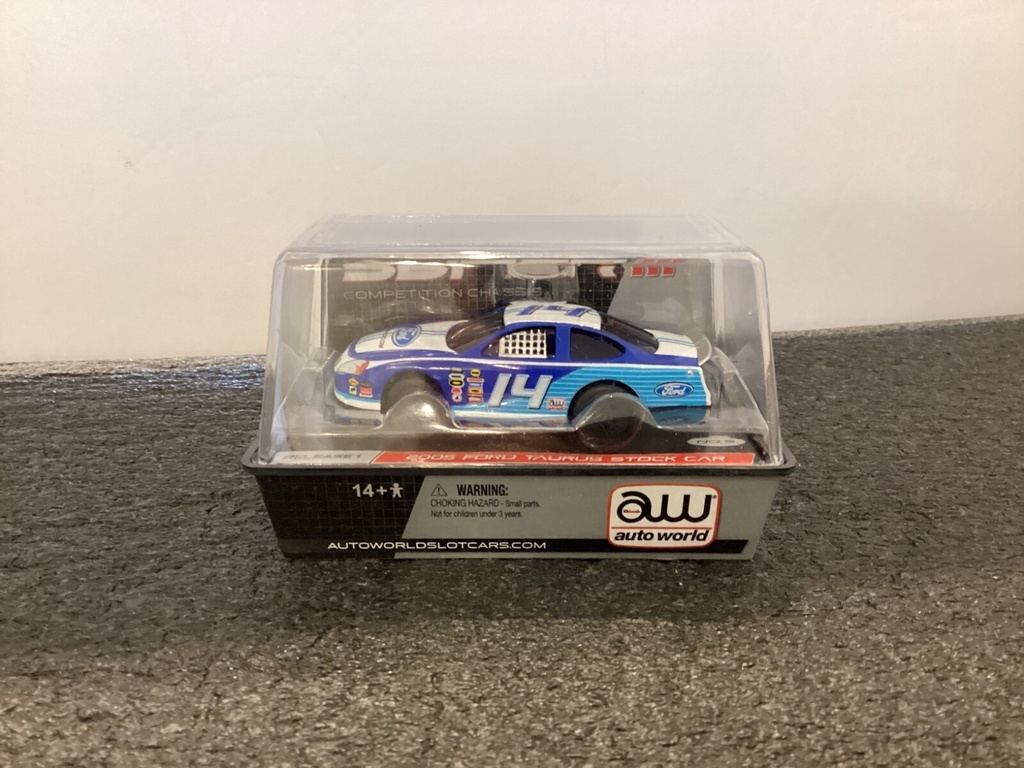 [003389] AUTOWORLD XTRACTION HO SLOT CAR 2005 FORD TAURUS STOCK CAR #14