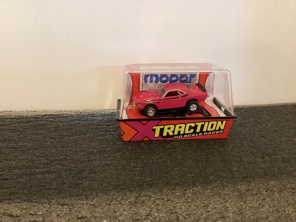 [003305] JOHNNY LIGHTNING TRACTION HO SLOT CAR 1970 DODGE CHALLENGER TA MOULIN ROUGE