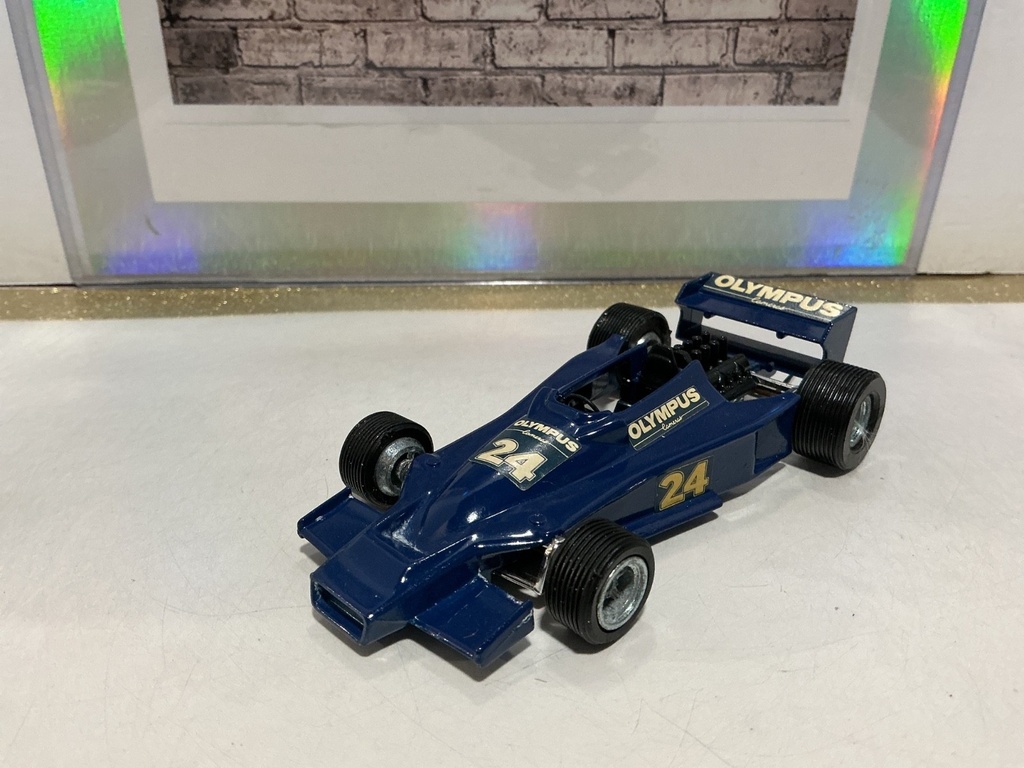 [103676] 1:43 DINKY TOYS - HESKETH #24 [OLYMPUS CAMERAS]
