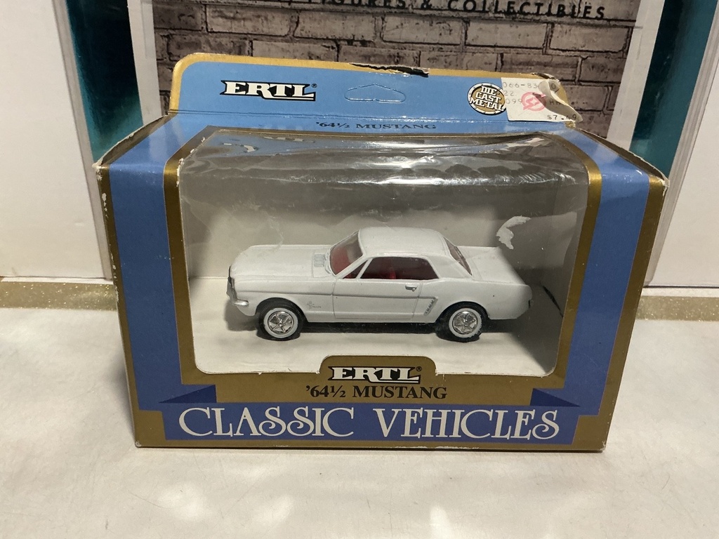 1/43 - ERTL/CLASSIC VEHICLES #2586 1964 1/2 MUSTANG