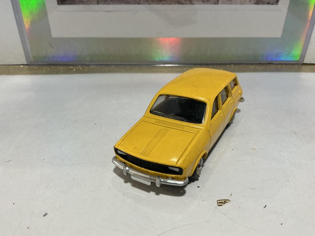 1:43 - SOLIDO - MADE IN FRANCE - VINTAGE RENAULT 12 BREAK N.22