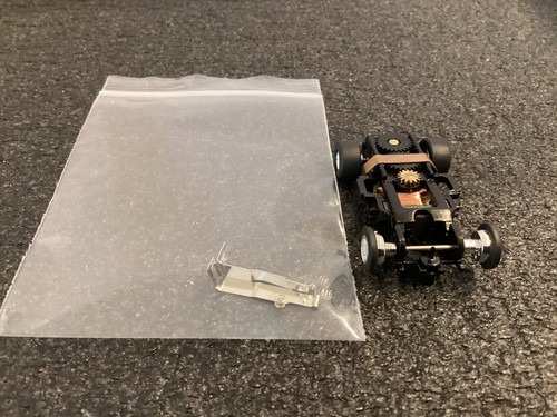 [3952] PLAYING MANTIS JOHNNY LIGHTNING HO SLOT COMPLETE RUNNING CHASSIS