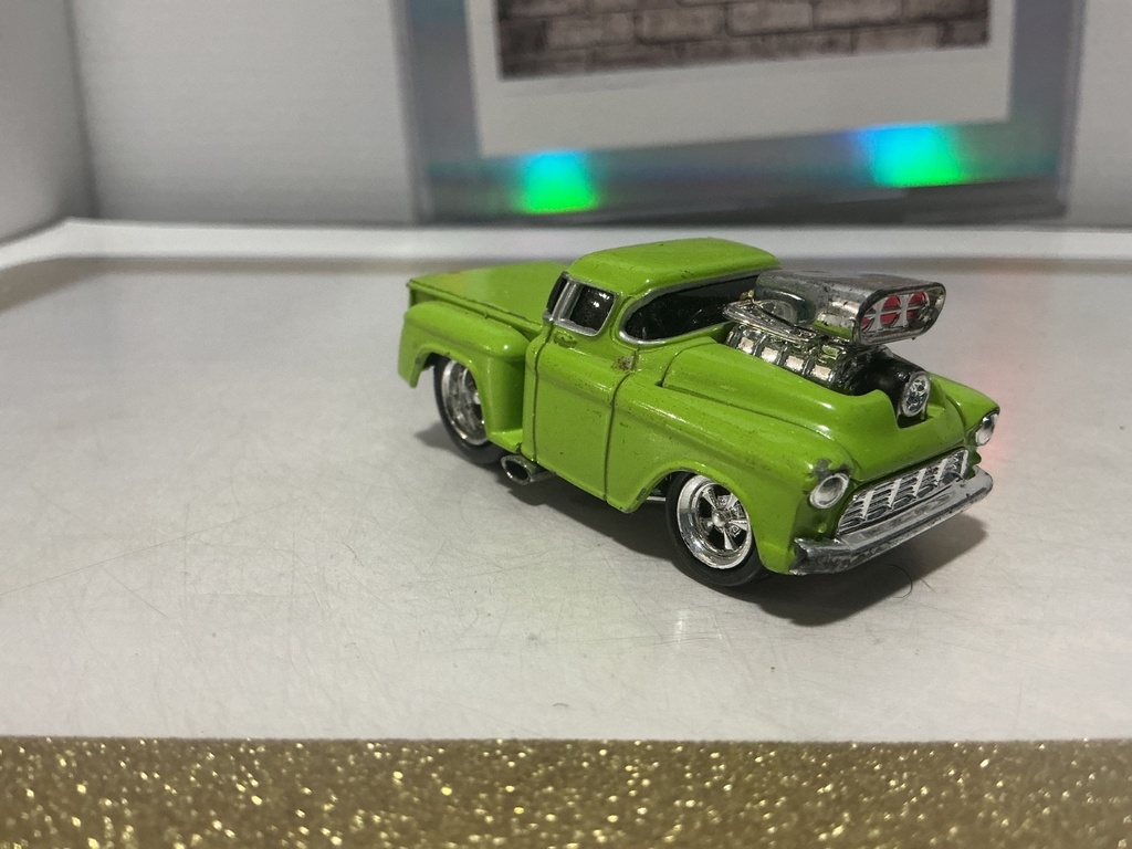 [010983] 1/64 MUSCLE MACHINES 1955 CHEVROLET CAMEO