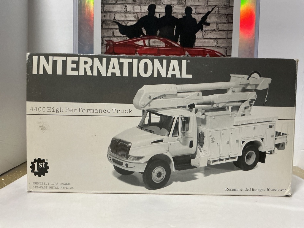 1/34 - INTERNATIONAL 4400 HIGH PERFORMANCE TRUCK [TEAR ON BOX]