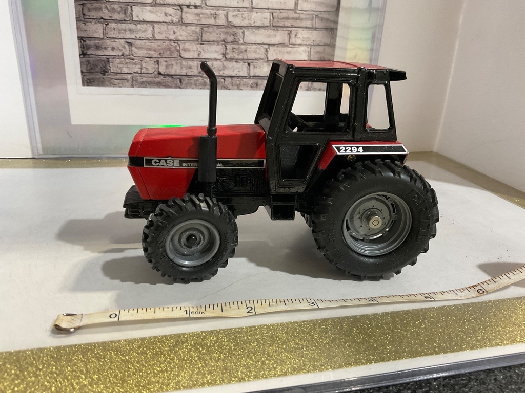 CASE INTERNATIONAL TRACTOR 2294  **NO BOX