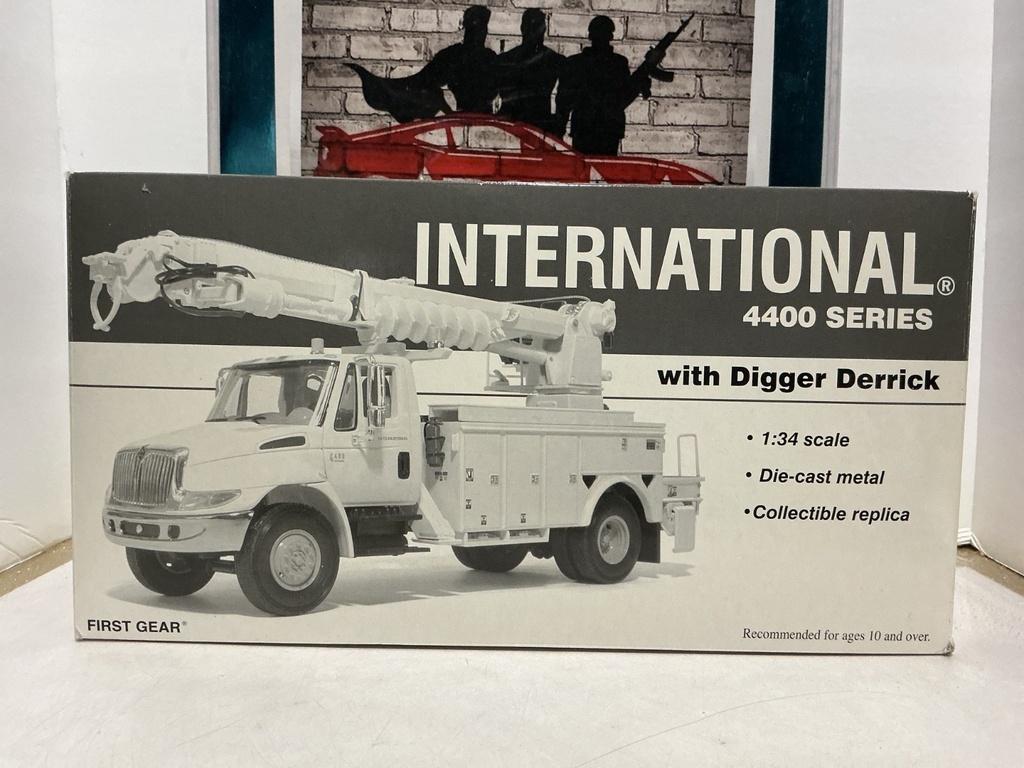 1/34 SCALE - FIRST GEAR INTERNATIONAL 4400 SERIES W/DIGGER DERRICK