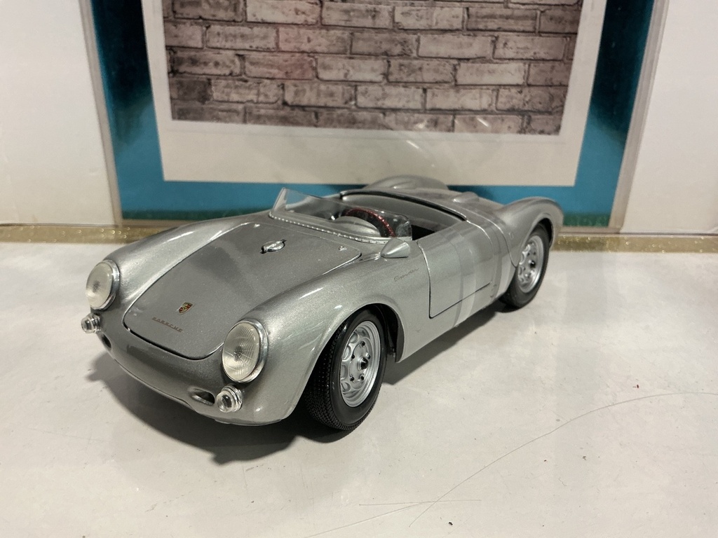 1:18 MAISTO PORSHE 550A SILVER ON BLACK