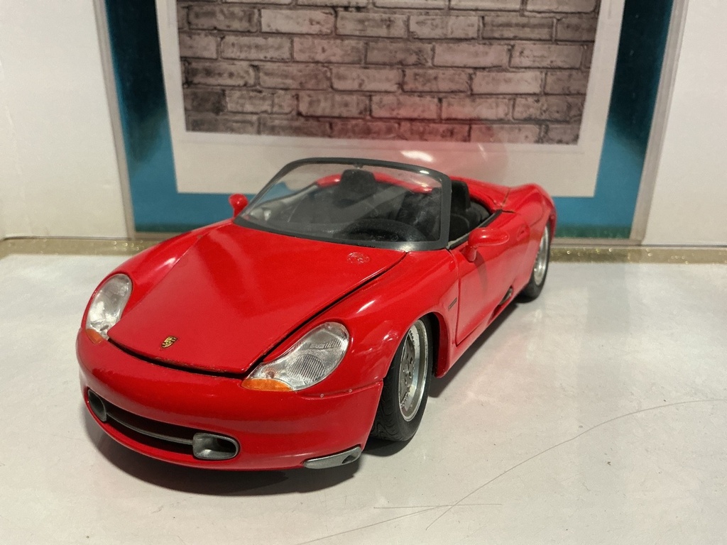 1:18 MAISTO PORSHE BOXSTER RED ON BLACK