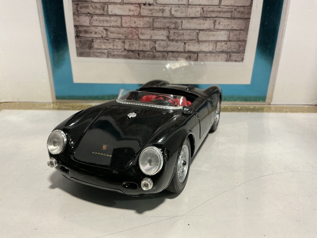 1:18 MAISTO PORSHE 550A SPYDER BLACK ON RED