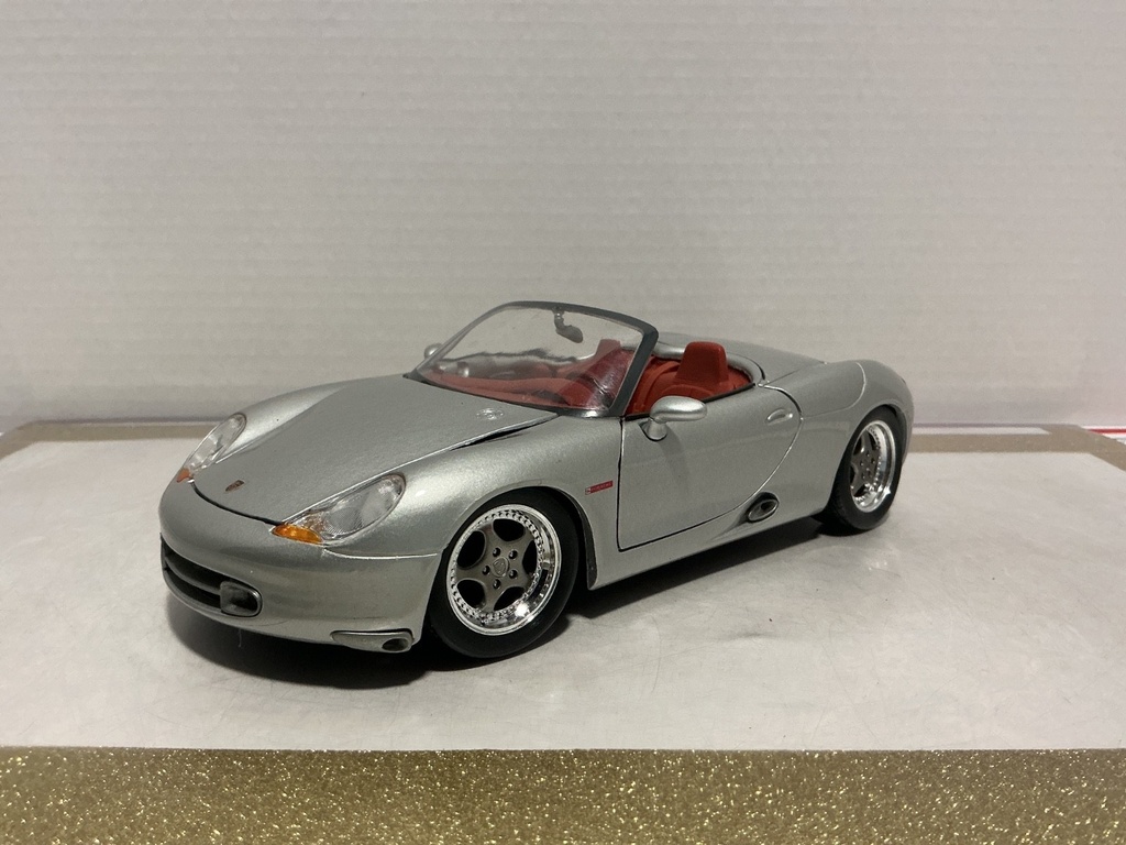 [119115.] 1:18 MAISTO PORSHE BOXSTER SILVER ON RED