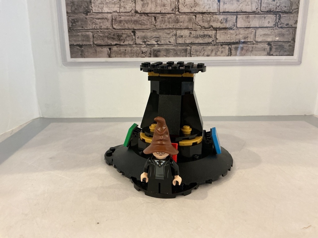 [103845] [LOOSE]  LEGO Harry Potter Talking Sorting Hat Build and Display Set 76429