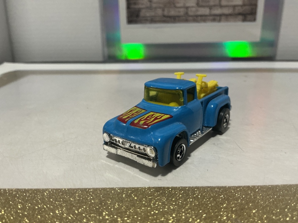 [010724] 1/64 HOTWHEELS 1973 FLYING COLORS 56 FORD HI TAIL HAULER