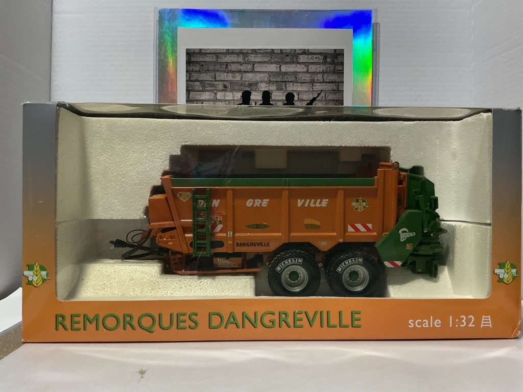 [111747] 1/32 DANGREVILLE ETB15000 DUAL-AXLE AGRICULTURAL MUCK / MANURE SPREADER
