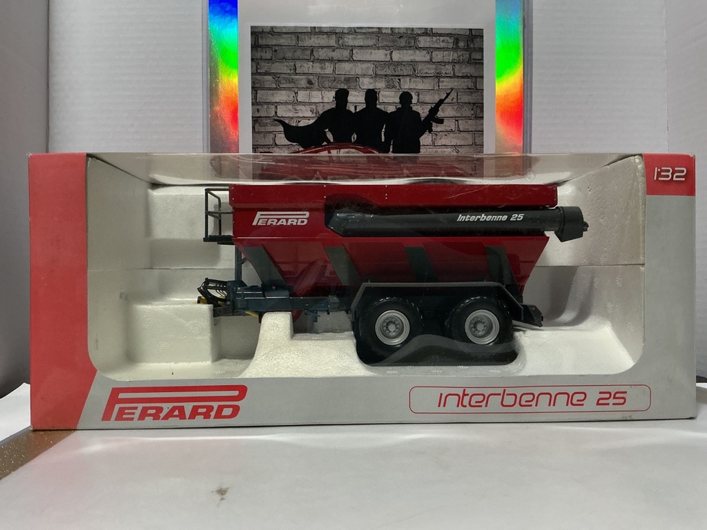 1/32 UNIVERSAL HOBBIES PERARD INTERBENNE 25 TANDEM AXLE AUGER CART/CHASER BIN