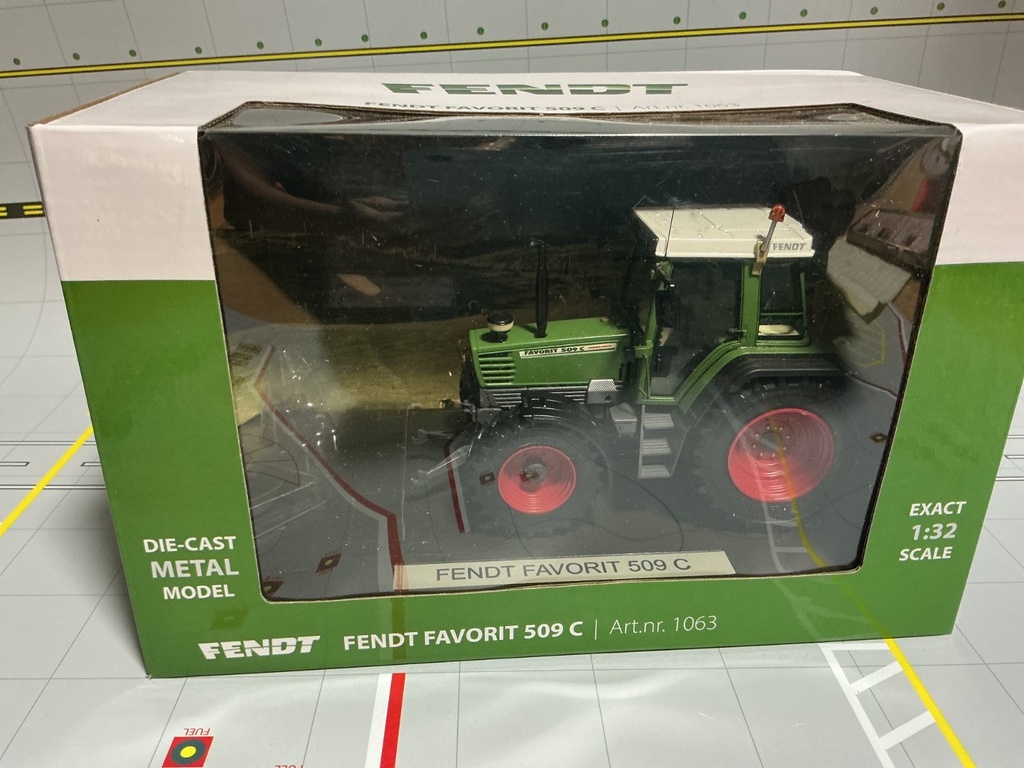 1/32 WEISE TOYS AGCO FENDT FAVORIT 509 C { DISPLAYED}  {NO ATTACHMENTS}