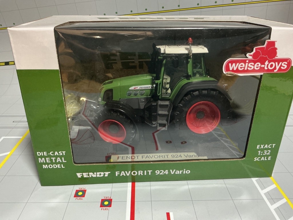 1/32 WEISE TOYS AGCO FENDT FAVORIT 924 VARIO { DISPLAYED}