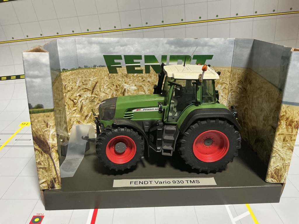 1/32 WEISE TOYS AGCO FENDT  VARIO 930 TMS { DISPLAYED}
