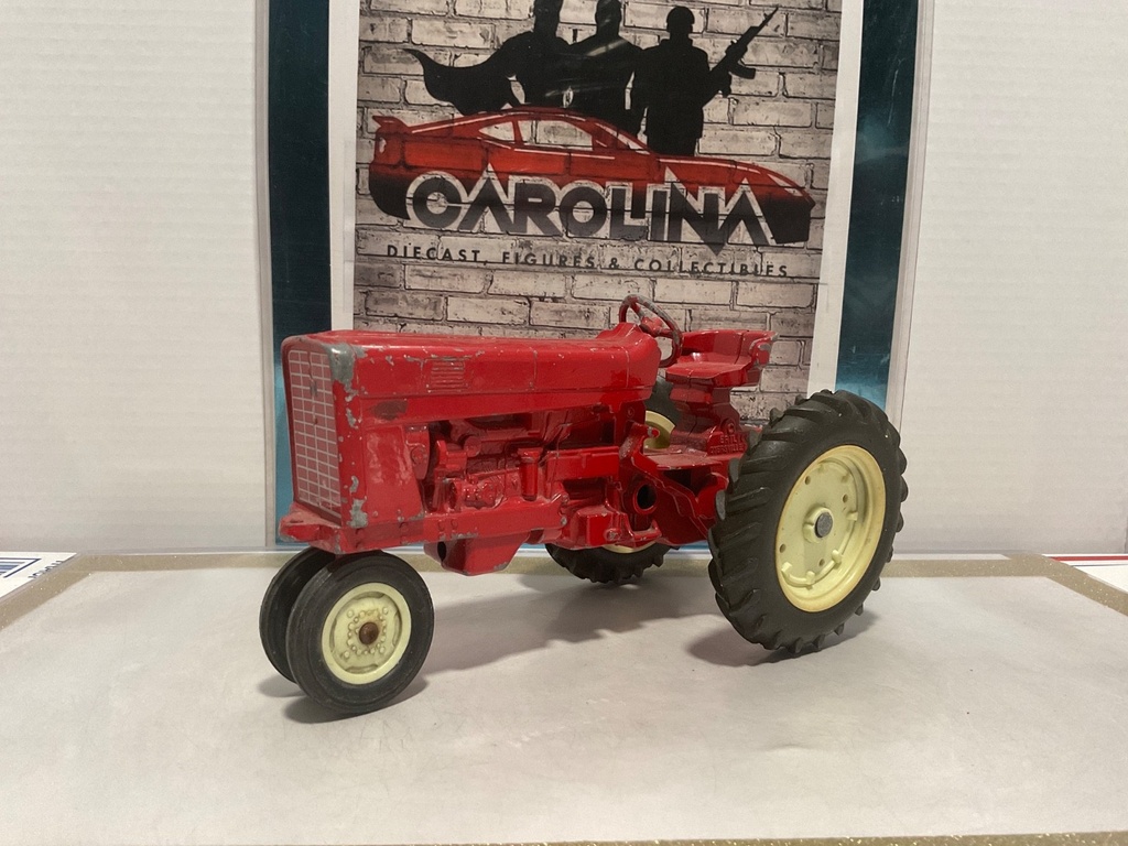 1/16: ERTL INTERNATIONAL JUNKYARD PARTS TRACTOR