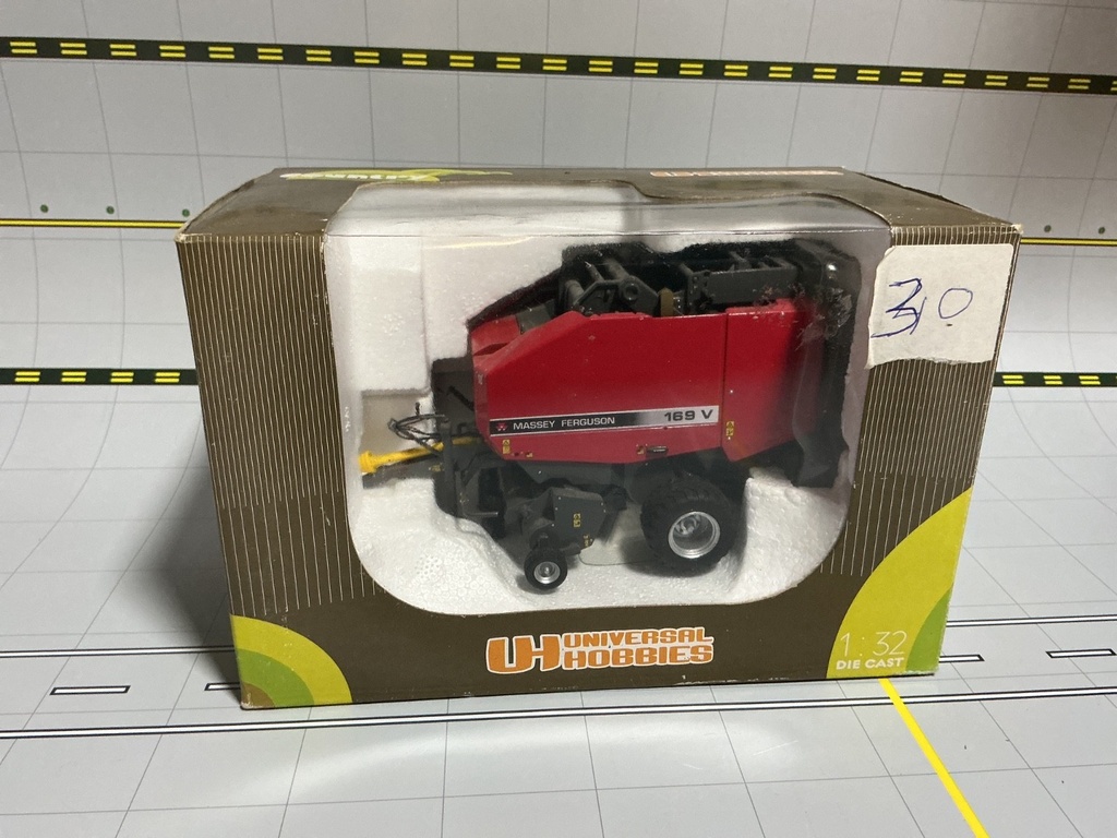 1/32 UNIVERSAL  HOBBIES MASSEY FERGUSON 169 V ROUND BALER  { DISPLAYED}