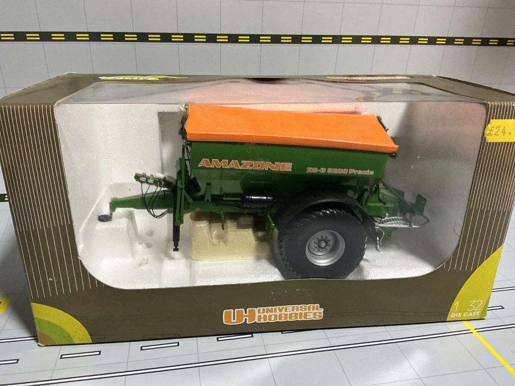 1/32 UNIVERSAL  HOBBIES AMAZONE SPRAYER ZG-B 8200  { DISPLAYED}
