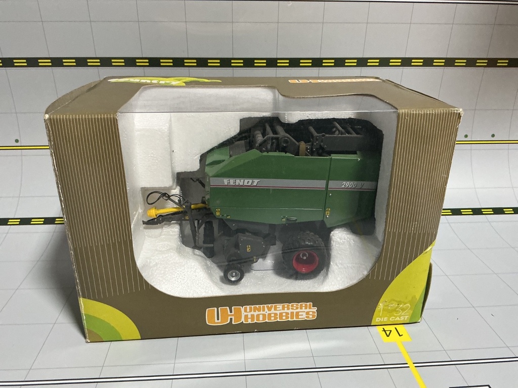 [110646] 1/32 UNIVERSAL  HOBBIES FENDT 2900 V   BALER { DISPLAYED} BOX DAMAGE