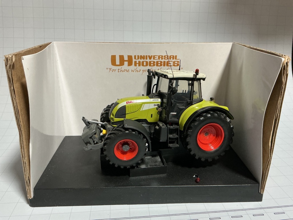 1/32 UNIVERSAL HOBBIES CLAAS. ARION 640 TRACTOR   {DISPLAYED,LOOSE IN BOX }