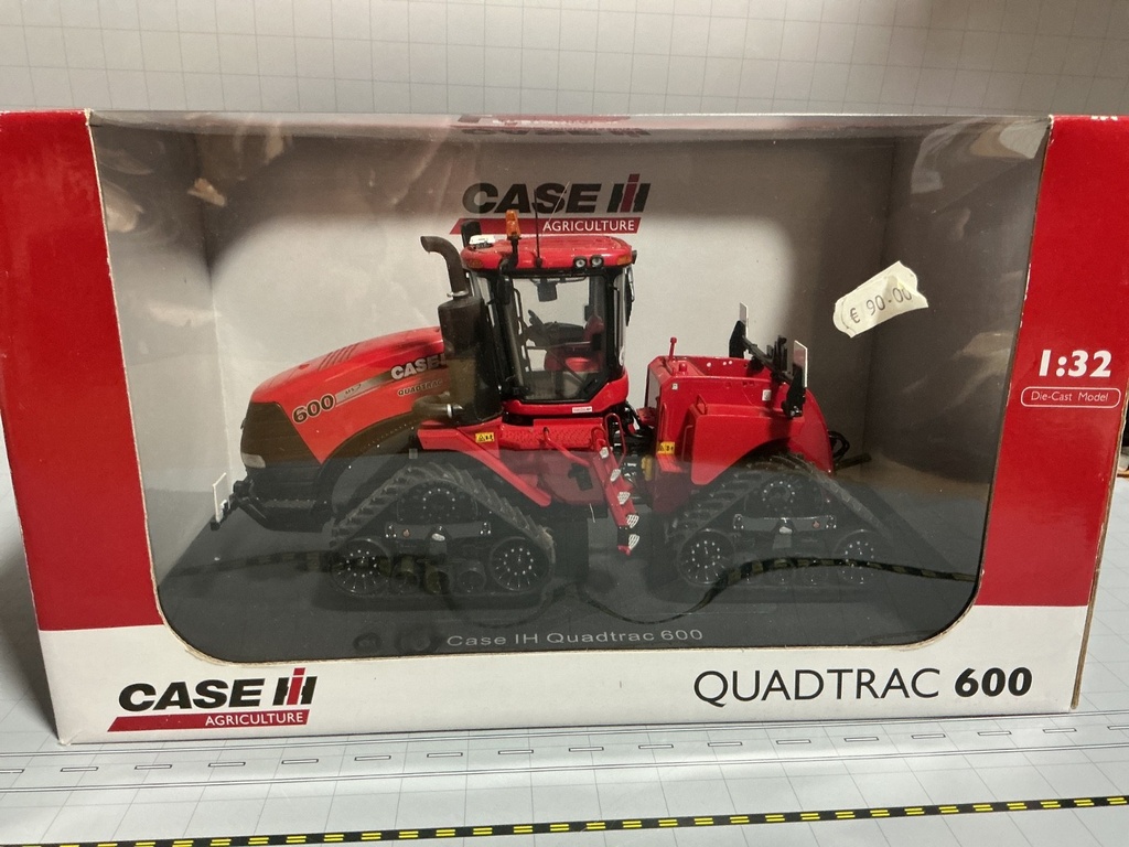 1/32 UNIVERSAL HOBBIES CASE IH QUADTRAC 600  {DISPLAYED}.