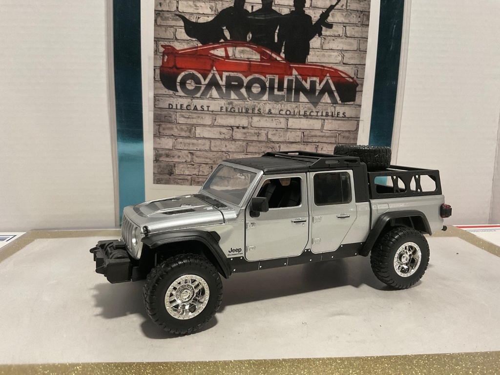 [110522] 1:24 JADA JEEP GLADIATOR SILVER ON BLACK