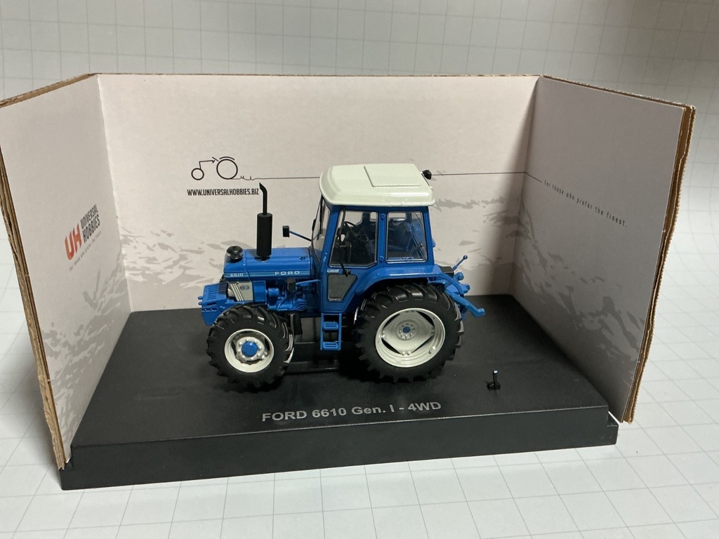 1/32 UNIVERSAL HOBBIES FORD 6610- GEN 1-4WD { REAR LIGHT NEEDS  ATTACHING}
