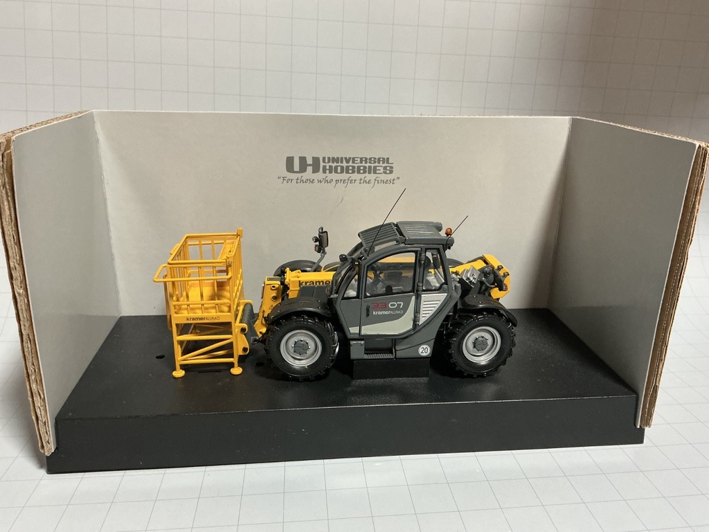 1/32 UNIVERSAL HOBBIES Kramer 3307 telehandler  working platform {LOOSE IN BOX}