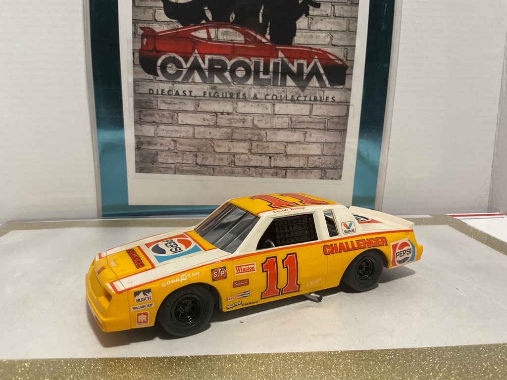 1:24 DARRELL WALTRIP #11 GROUNDPNX PEPSI  PLASTIC MODEL KIT CAR