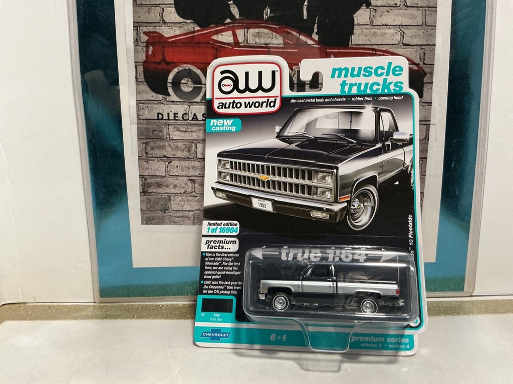 1/64 SCALE - AUTO WORLD 1982 CHEVY SILVERADO 10 FLEETSIDE [BLACK]