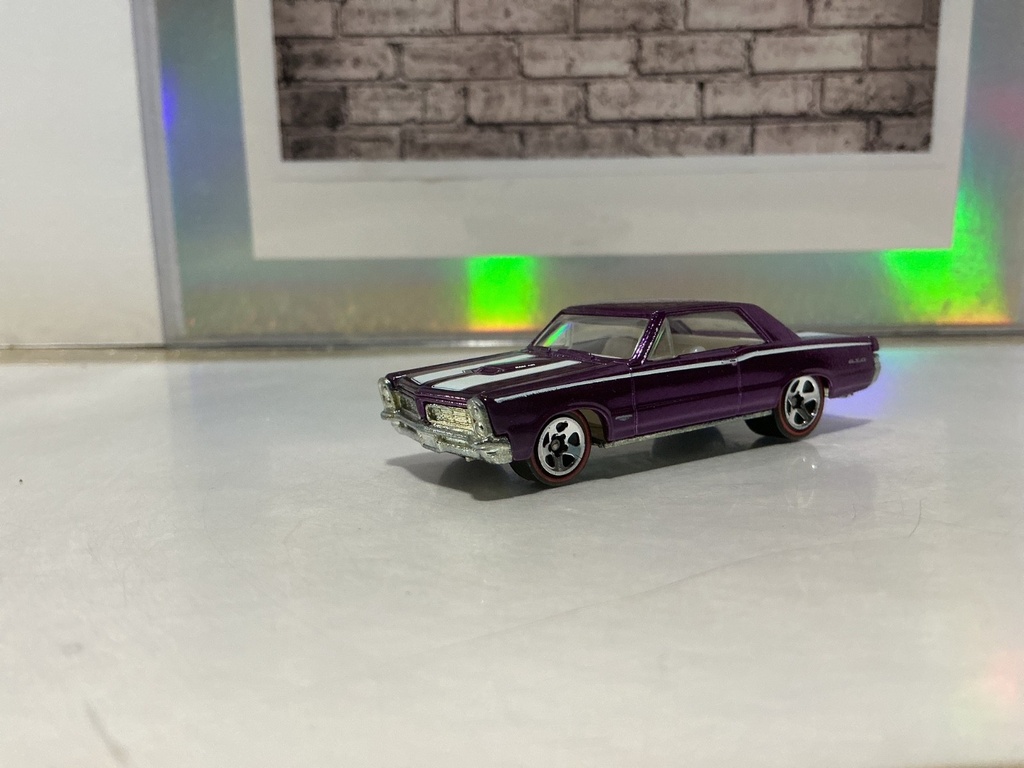 1/64 SCALE HOTWHEELS - 1965 PONTIAC GTO PURPLE