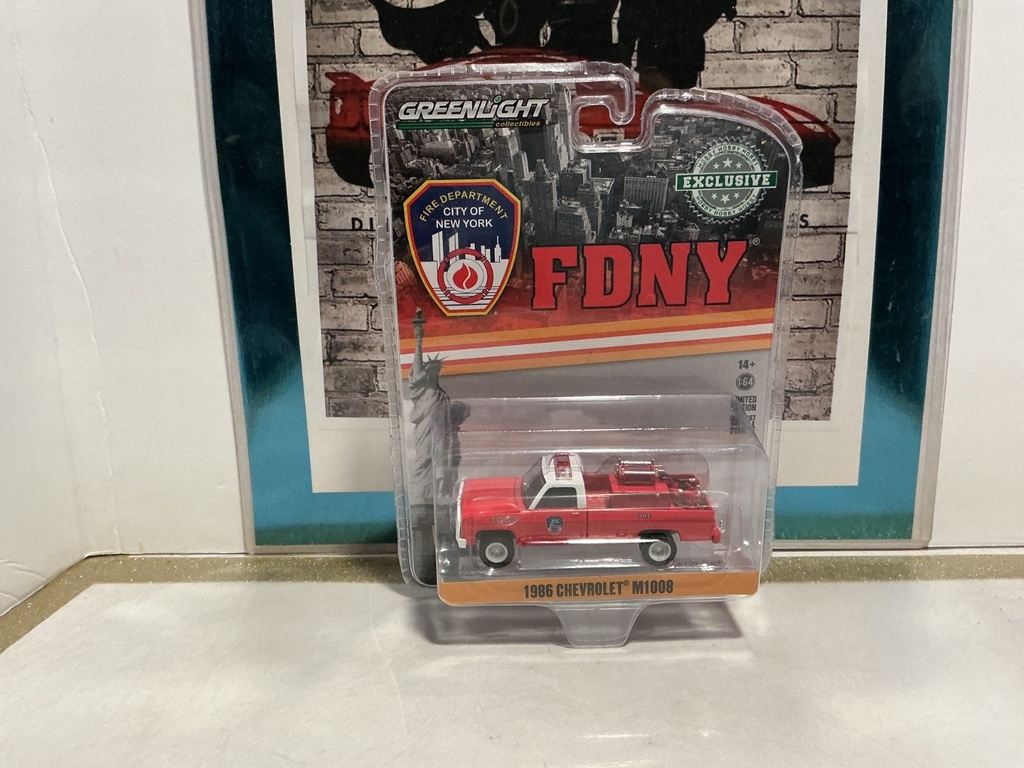 1/64 SCALE - GREENLIGHT 1986 CHEVROLET M1008 FIRE DEPARTMENT OF NEW YORK