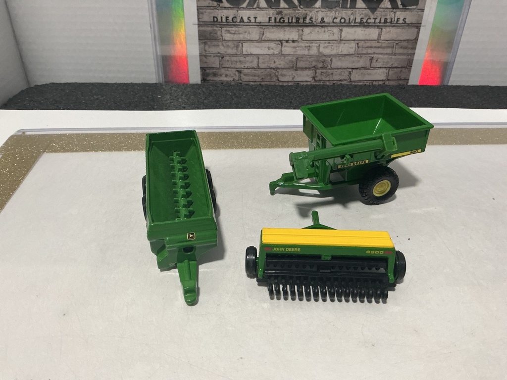 [110424] 1:64 JOHN DEERE 500 GRAIN CART , DRILL , BIN [NO BOX]
