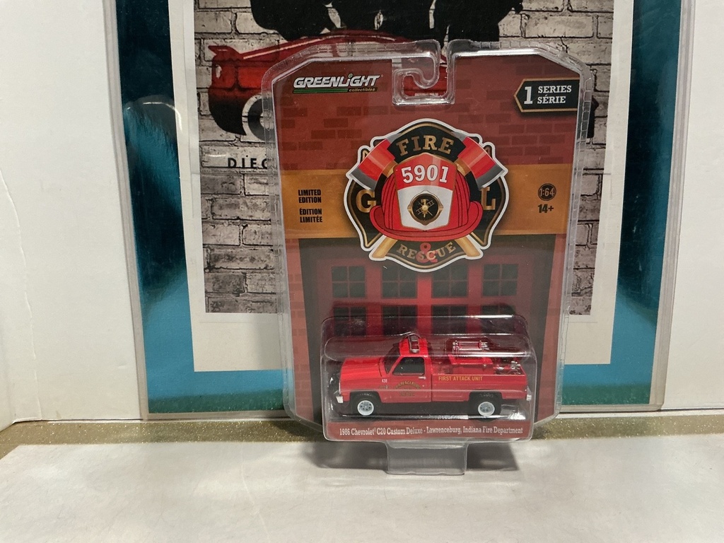 1/64 SCALE - GREENLIGHT 1986 CHEVROLET C20 CUSTOM DELUXE FIRETRUCK