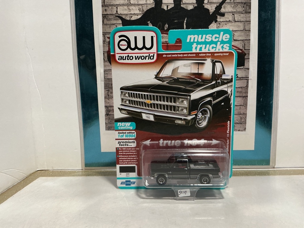 1/64 SCALE - AUTO WORLD MUSCLE TRUCKS - 1982 CHEVY SILVERADO ‘10 FLEETSIDE