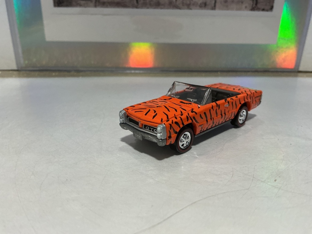 1/64 SCALE JOHNNY LIGHTNING 1965 PONTIAC GTO TIGER STRIPES [LOOSE]