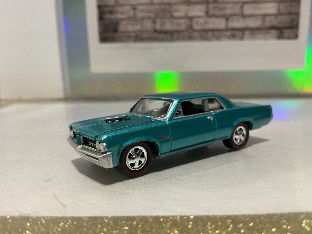 1/64 SCALE JOHNNY LIGHTNING - 1964 PONTIAC GTO
