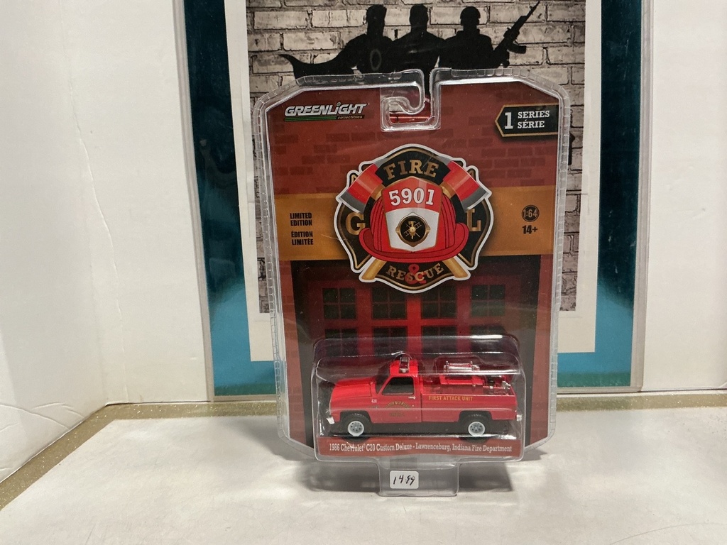 1/64 SCALE - GREENLIGHT 1986 CHEVROLET C20 CUSTOM DELUXE