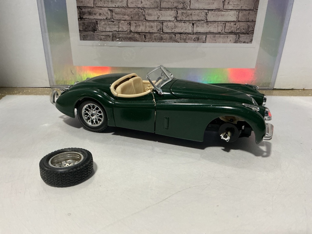 1/24 BBURAGO - JAGUAR XK 120 (1948) [BROKEN TIRE]